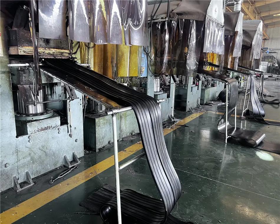 探訪(fǎng)651橡膠止水帶生產(chǎn)廠家 在橡膠制品業(yè)中的專(zhuān)業(yè)與擔(dān)當(dāng)